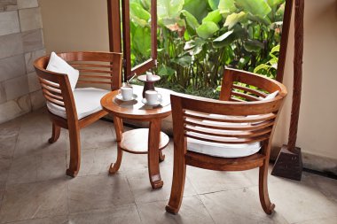 İki bardak kahve öğleden sonra güneş ışığı ile restoran terasında