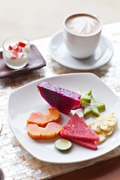 Colazione sana con frutta esotica, yogurt e muesli — Foto Stock