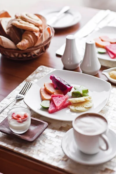 Desayuno saludable con frutas exóticas, yogur y granola —  Fotos de Stock