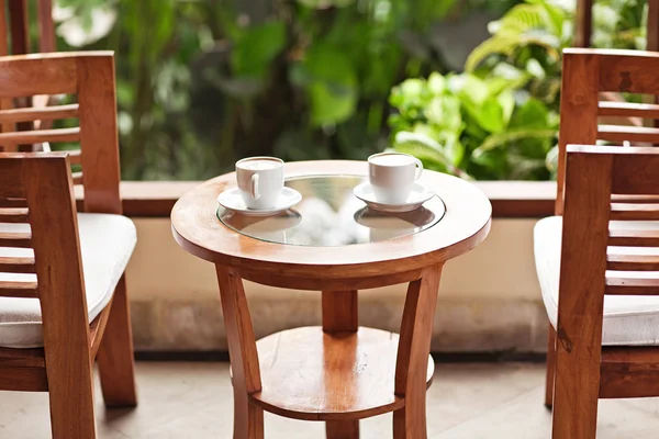 Dos tazas de café en la terraza del restaurante con luz del sol de la tarde — Foto de Stock