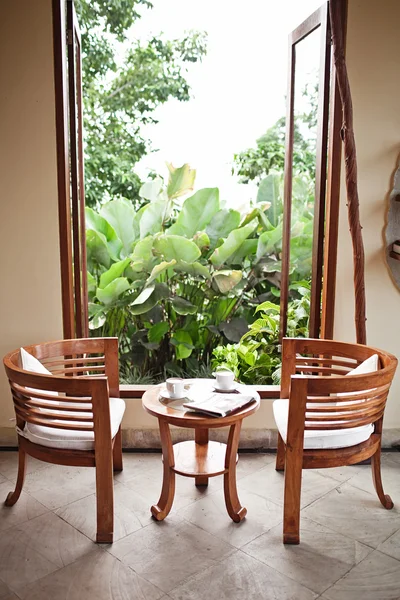 Twee kopjes koffie op het terras van het restaurant met middag zonlicht — Stockfoto