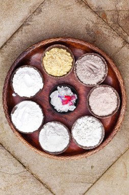 Deniz tuzu farklı ışık arka plan üzerinde kase taşlama