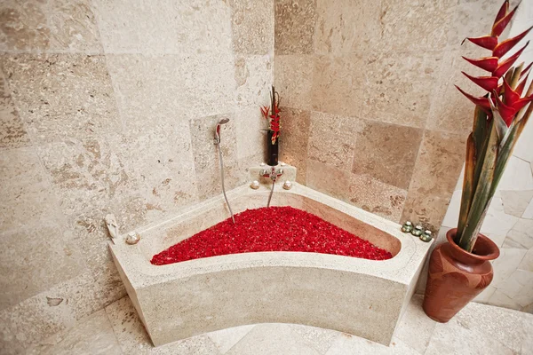 Fleurs rouges tropicales dans le bain d'hôtel de luxe. Décoration Spa. Relax Mood . — Photo