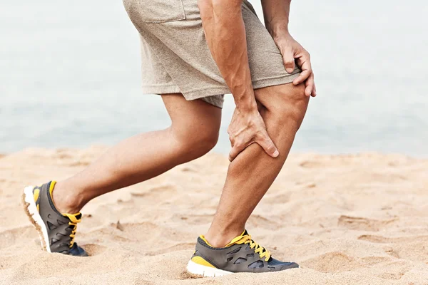 Lesão muscular. Homem com músculos na coxa. Atleta em esportes — Fotografia de Stock