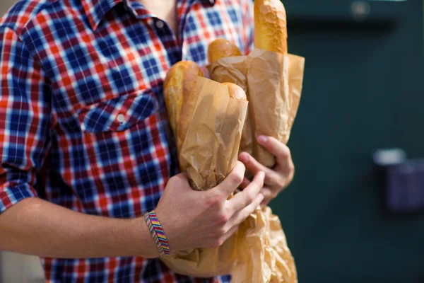 男人买面包在面包店 — 图库照片