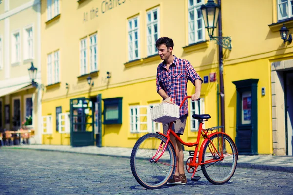 Man med cykel med korg med bröd — Stockfoto