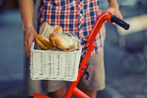 Człowiek z rowerem z koszem chleba — Zdjęcie stockowe