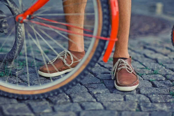 Городской велогонщик на улице Праги — стоковое фото