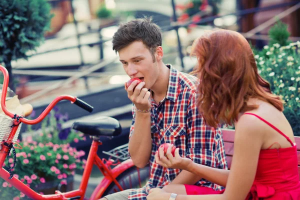 Pareja feliz con una manzana al aire libre —  Fotos de Stock