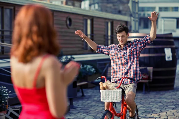 Casal se divertir andando de bicicleta — Fotografia de Stock