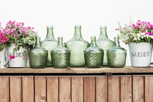 木製の背景にガラス ヴィンテージの瓶、バケツの花, — ストック写真