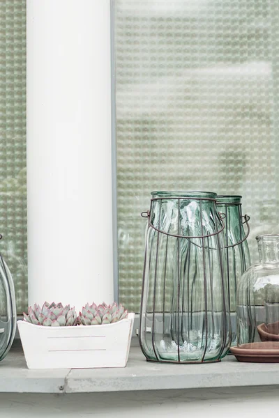 Hermosos estantes blancos en la ventana con diferente relación de jardinería —  Fotos de Stock