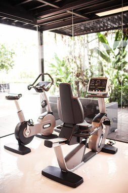 Modern bir spor salonu iç ekipman ve güzel bir manzara