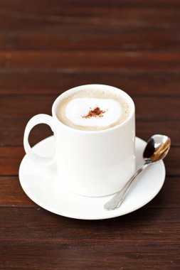Cappuccino kahve ahşap masa üzerinde.