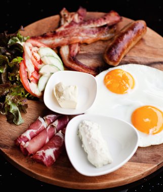 Kahvaltı - salam ve peynir ile kızarmış yumurta