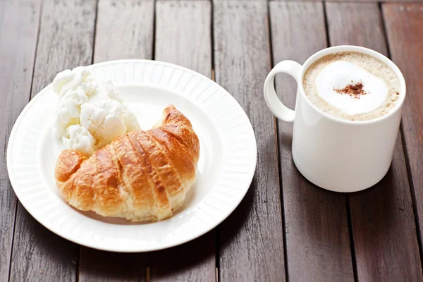 Croissant appena sfornati con cappuccino compiaciuto — Foto Stock