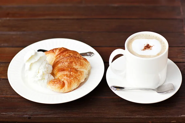 Croissant appena sfornati con cappuccino compiaciuto — Foto Stock