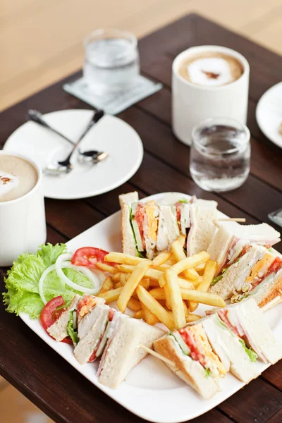 Club-Sandwich mit Käse, eingelegten Gurken, Tomaten und geräucherten M — Stockfoto