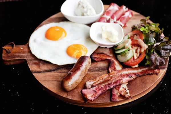 Kahvaltı - salam ve peynir ile kızarmış yumurta — Stok fotoğraf