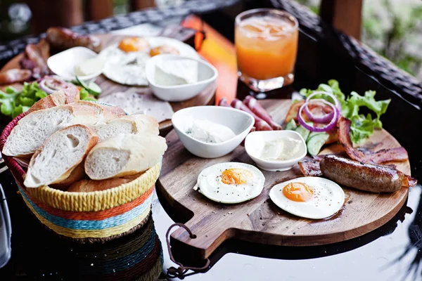 Colazione - uovo fritto con pancetta e formaggio — Foto Stock