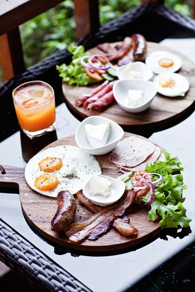 Kahvaltı - salam ve peynir ile kızarmış yumurta — Stok fotoğraf