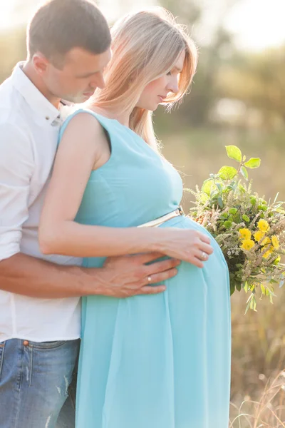 Gelukkig en jonge zwangere paar wandel- en enjoing natuur — Stockfoto