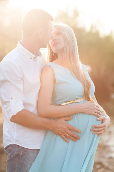 Gelukkig en jonge zwangere paar wandel- en enjoing natuur — Stockfoto