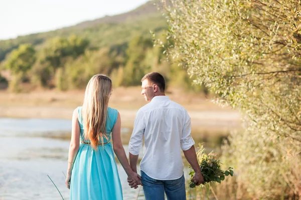 Heureux et jeune couple enceinte marche et enchanter la nature — Photo