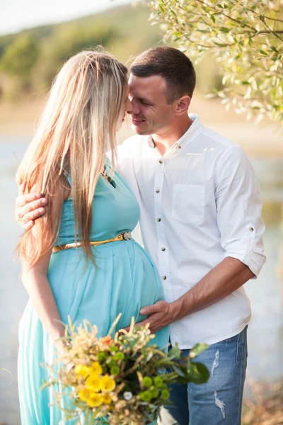 Gelukkig en jonge zwangere paar wandel- en enjoing natuur — Stockfoto