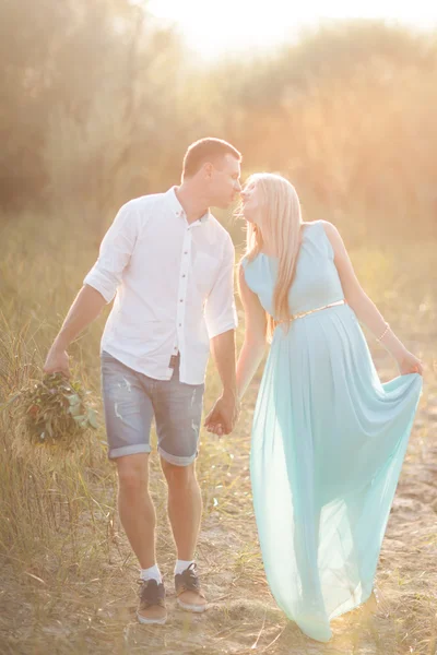 Szczęśliwy i młode pary w ciąży spaceru i enjoing natura — Zdjęcie stockowe