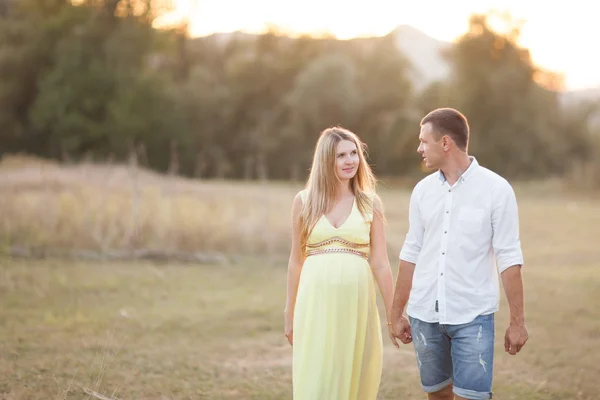 Glückliches und junges schwangeres Paar beim Wandern und Genießen der Natur — Stockfoto