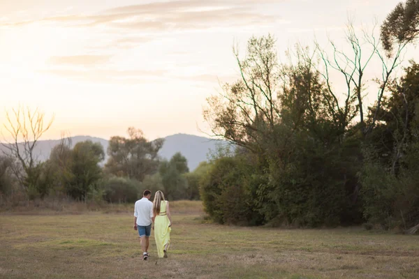 Heureux et jeune couple enceinte marche et enchanter la nature — Photo