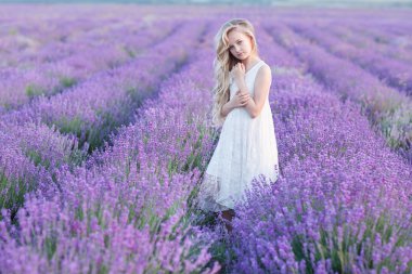 Lavanta alan güzel küçük sarışın kız