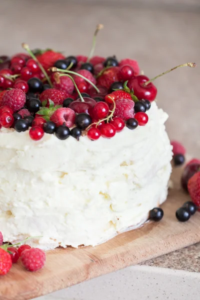 Hermoso pastel de frutas de cereza hecho a mano —  Fotos de Stock