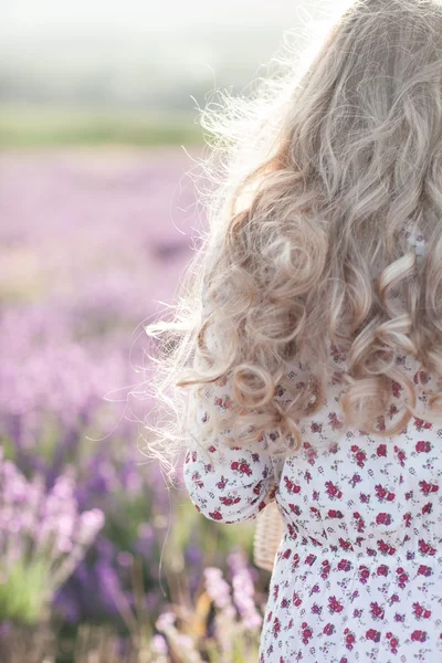 Zblízka portrét krásné mladé dívky v šatech květin na — Stock fotografie