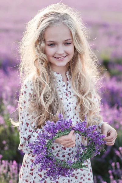 Menina loira pequena bonita no campo de lavanda — Fotografia de Stock