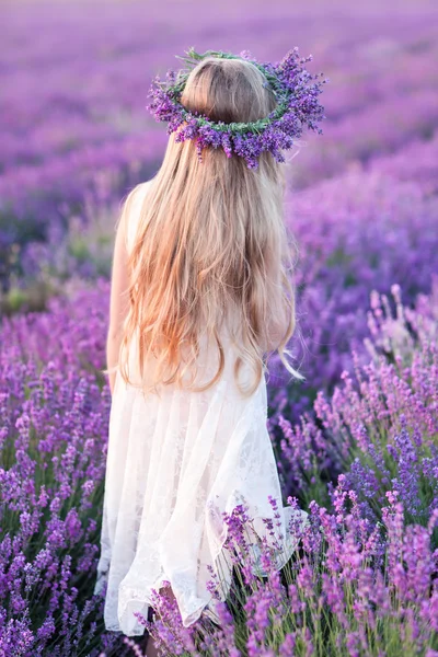 Vacker liten blond flicka på fältet lavendel — Stockfoto