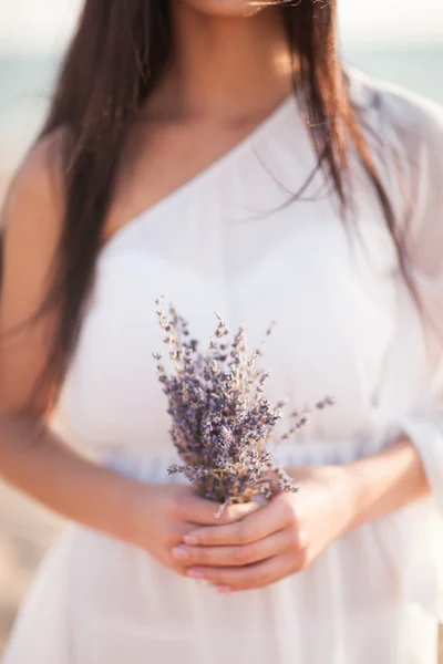 그녀의 손에 라벤더의 흰 드레스 들고 무리에 여자 — 스톡 사진
