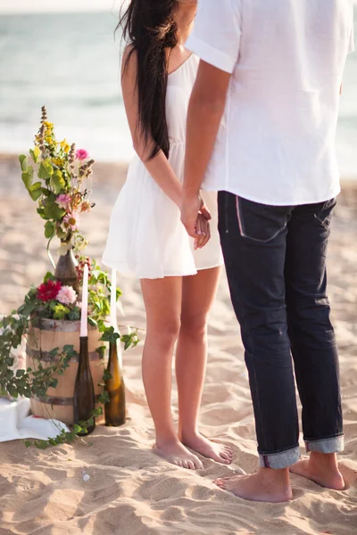 Ben på stranden. Fotspa. En unga älskande par kramas och Kissie — Stockfoto