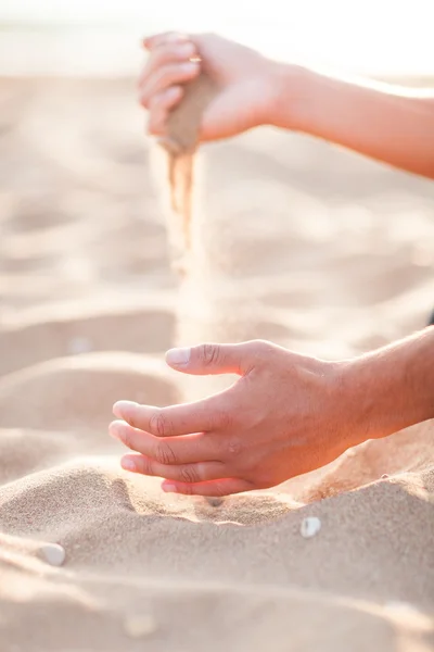 Man grof zand toevoegen aan een berg met zijn handen. Erg ondiep de — Stockfoto