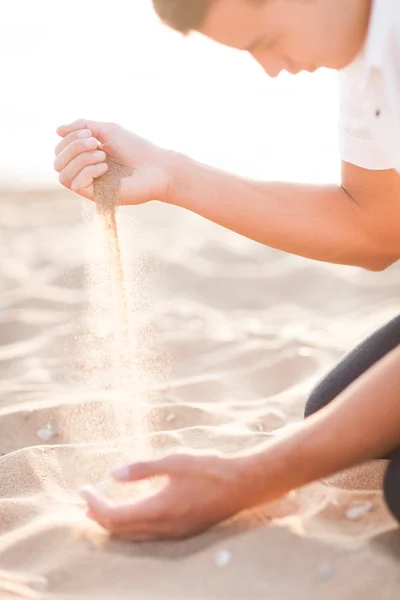 Homme ajoutant du sable grossier à un tas avec ses mains. Très peu profonde de — Photo