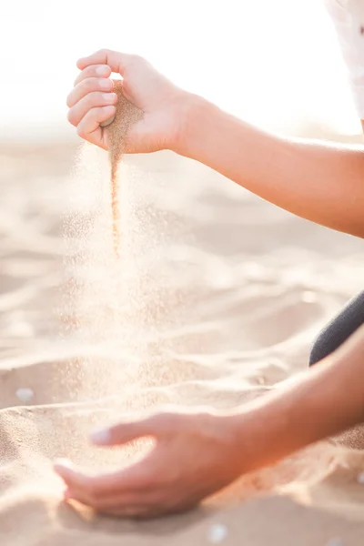 Homme ajoutant du sable grossier à un tas avec ses mains. Très peu profonde de — Photo