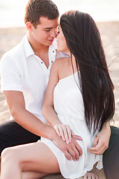 Jong paar in liefde, aantrekkelijke man en vrouw genieten van romantisch — Stockfoto