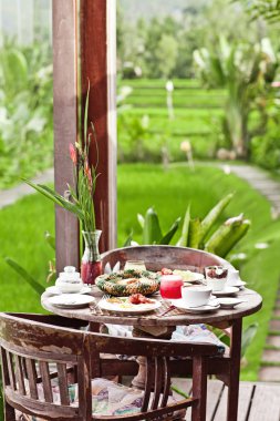 Sağlıklı lezzetli kahvaltı ile güzel bir manzara. Bali otel. Sabah ruh hali