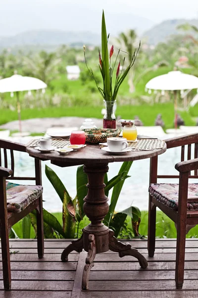 Hälsosam mumsig frukost med vacker utsikt. Bali hotel. Morgon humör — Stockfoto