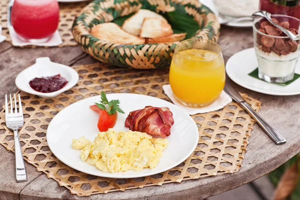 Healthy yummy breakfast with a beautiful view. Bali hotel. Morning mood — Stock Photo, Image