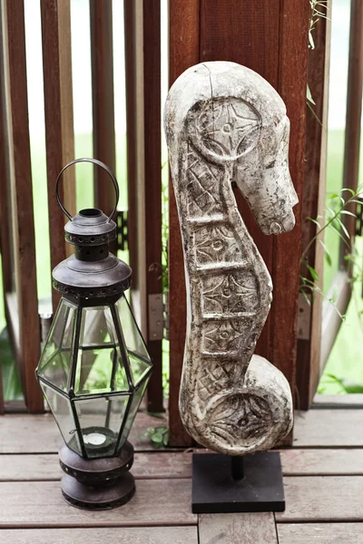 Ручний дерев'яний морський кінь зі свічковим світлом — стокове фото