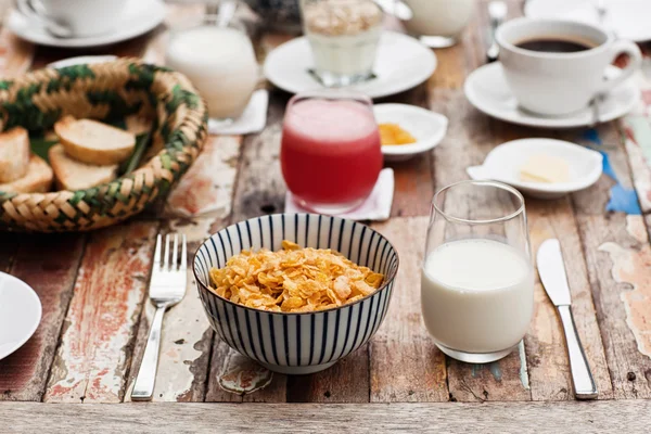 Sunn, god frokost med nydelig utsikt. Bali-hotellet. Morgenstemning – stockfoto