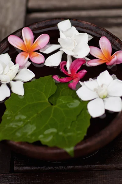 Flores en tazón de madera para SPA —  Fotos de Stock