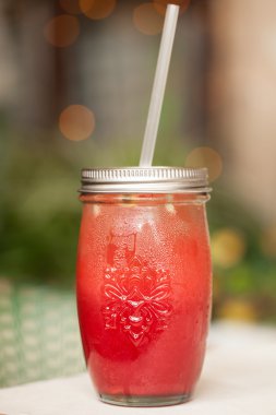 Pembe ahududu güler yüzlü bir mason kavanoza payet rustik w üzerinde